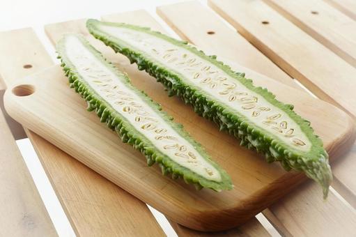 半分に切れたゴーヤ 半分に切れたゴーヤ ゴーヤ,野菜,夏の写真素材