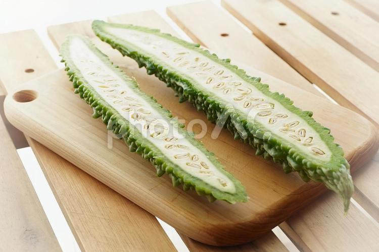 半分に切れたゴーヤ 夏野菜,ゴーヤ,にがうりの写真素材