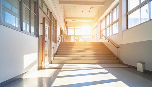 明るい日差しの差し込む学校の階段と踊り場 明るい日差しの差し込む学校の階段と踊り場の写真