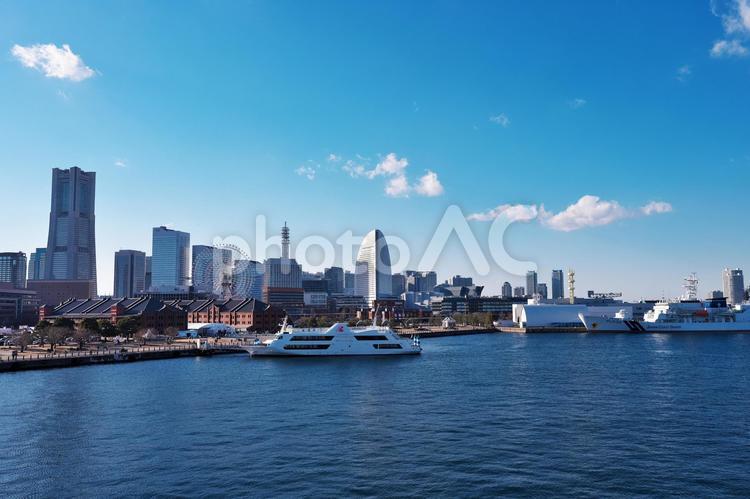 大さん橋から見るみなとみらいの景色 ランドマークタワー,観覧車,横浜赤レンガ倉庫の写真素材