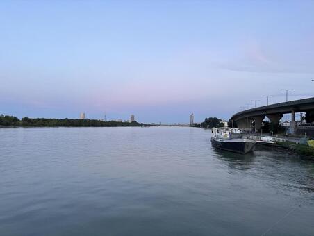 夕暮れ色のドナウ川の風景 ドナウ川,夕暮れ,マジックアワーの写真素材
