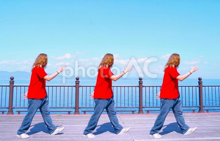 海、歩行、アメリカ人 ウォーキング,海,人の写真素材