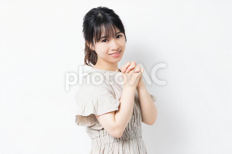 お願いする若い女性 女性,感謝,謝るの写真素材