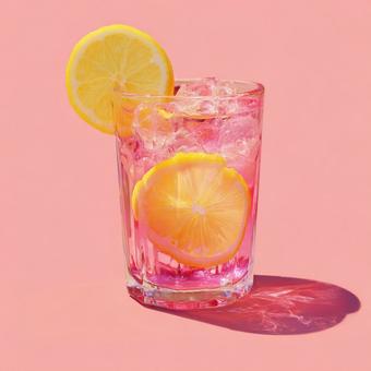光に映える美しいピンクレモネードと柑橘の写真