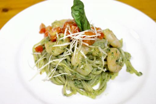エビとトマトのバジルソースパスタ エビとトマトのバジルソースパスタの写真