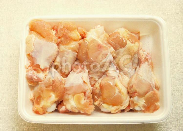 プラスチック容器の中の手羽元肉 肉,手羽元,プラスティック容器の写真素材