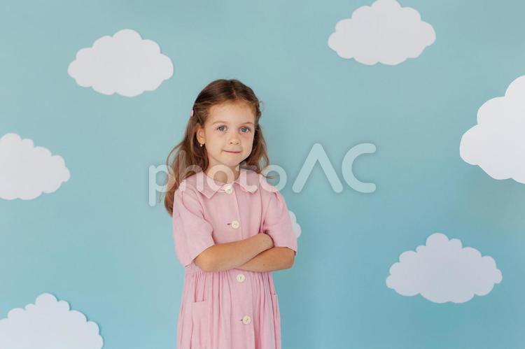 腕組みをしてカメラ目線の女の子 女の子,腕組み,微笑むの写真素材