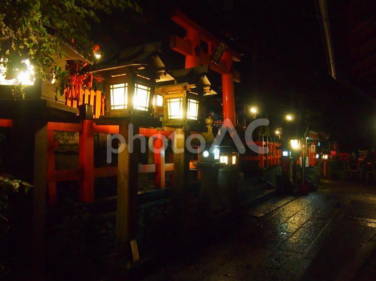 夜の伏見稲荷 伏見稲荷,鳥居,寺社仏閣の写真素材