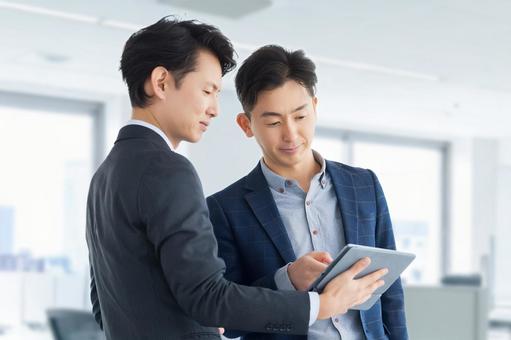 打ち合わせをする2人の男性ビジネスマン 男性,打ち合わせ,2人の写真素材