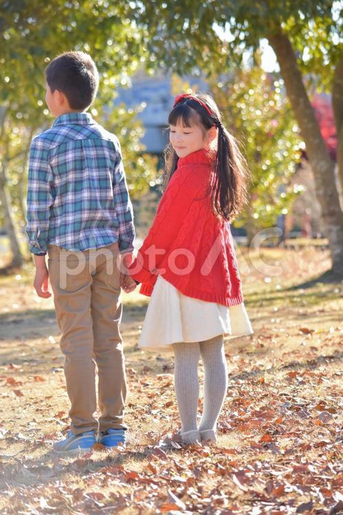 手を繋ぐ男の子と女の子 mdfk023,こども,つなぐの写真素材