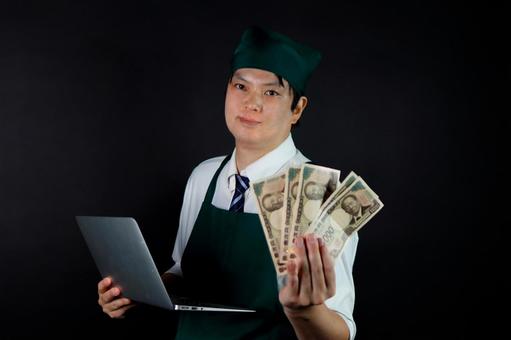 パソコンとお金を持つ男性 男性,パソコン,ノートパソコンの写真素材