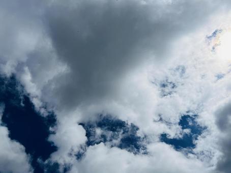 ダイナミックな雲が広がる空 ダイナミックな雲が広がる空 空,雲,曇り空の写真素材
