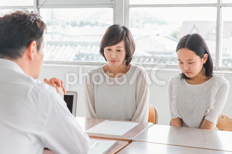 三者面談で落ち込む生徒と保護者 面談,進路相談,三者面談の写真素材
