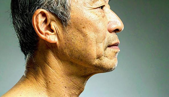 二重顎の男性の横顔 二重顎の男性の横顔の写真