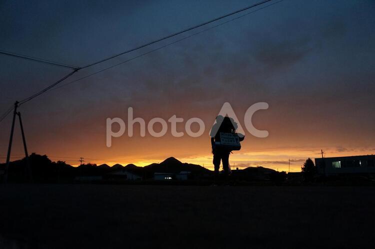 夕空と旅人のシルエット ひとり旅,旅行,国内旅行の写真素材