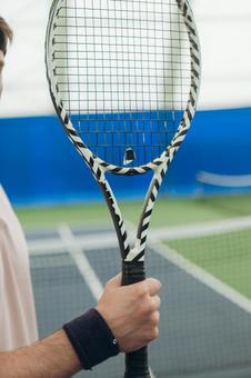 ラケットを持つ男性の手 テニス,ラケット,握るの写真素材
