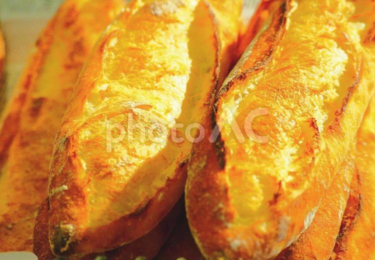 香ばしい固い出来たて美味しいフランスパン フランスパン,パン,バゲットの写真素材