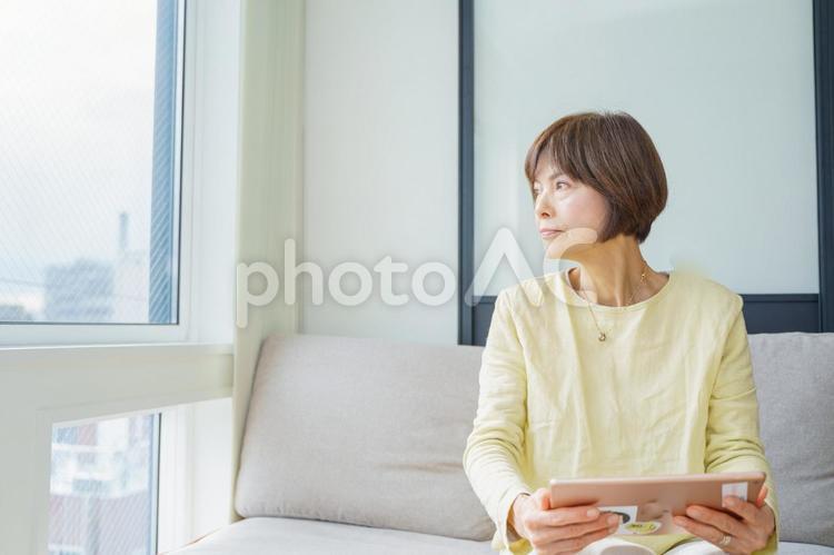 タブレット操作で目が疲れたシニア女性 女性,日本人,タブレットの写真素材