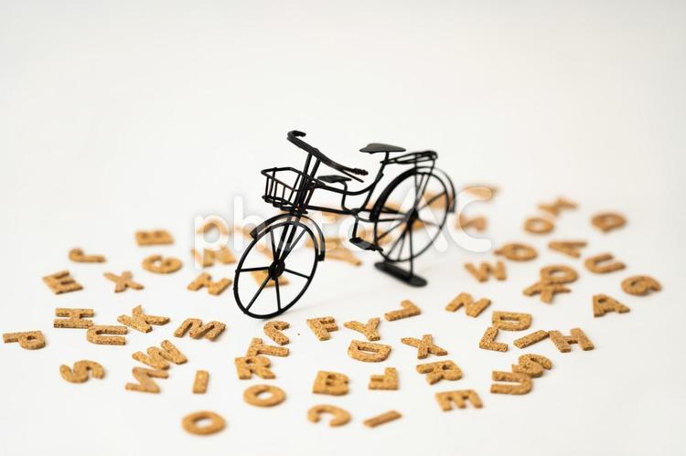アルファベットに付きまとわれる自転車 アルファベット,デザイン,英語の写真素材