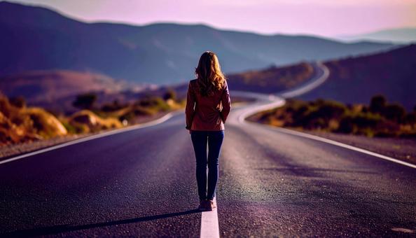 どちらへ進むか考える女性の後ろ姿 どちらへ進むか考える女性の後ろ姿の写真