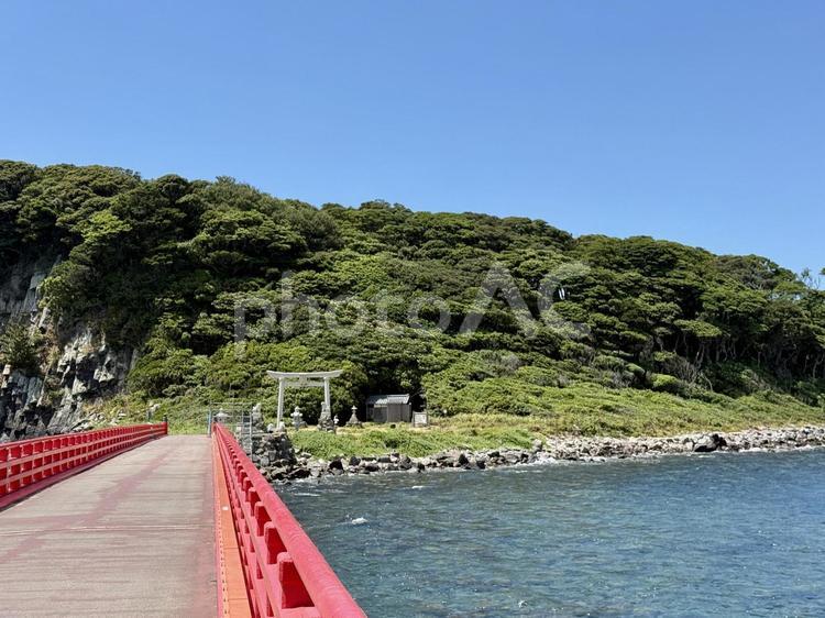 福井県東尋坊雄島の景色 小道,橋,雄島の写真素材