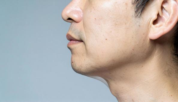 二重顎の男性の横顔 二重顎の男性の横顔の写真