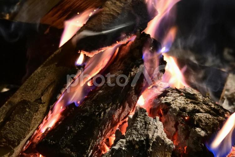 キャンプ場での焚き火 焚き火,炎,キャンプファイヤーの写真素材