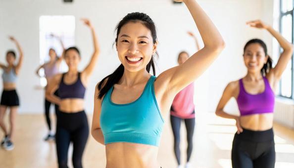 楽しく踊る日本人ダンサー女性の写真