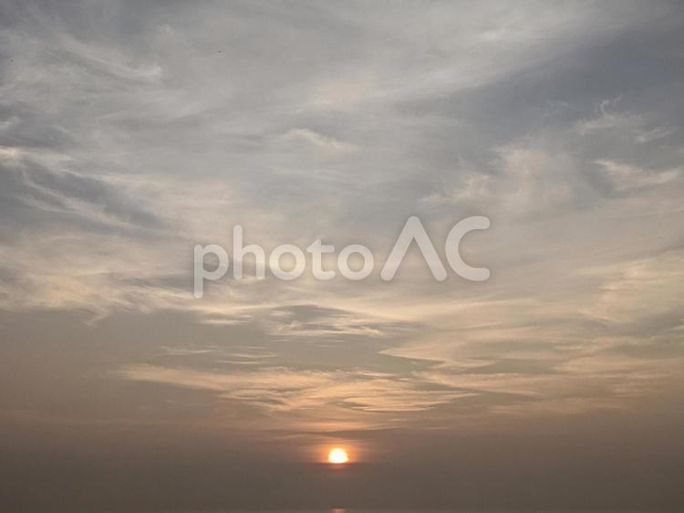 朝日と朝焼けのそら 雲,青い,夏の写真素材