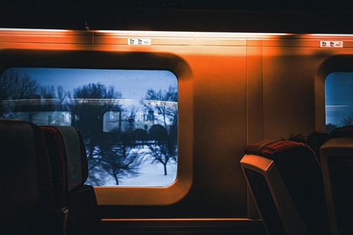 電車の車窓から見える冬景色 電車の車窓から見える冬景色 夕暮れ,車内,窓の写真素材