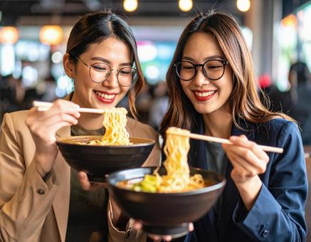 ラーメンを食べる女性 ラーメンを食べる女性の写真