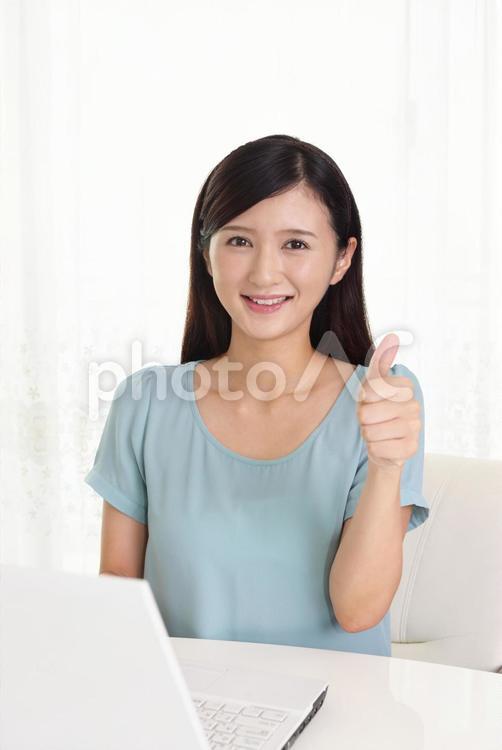 パソコン作業をしている笑顔の女性 女性,主婦,パソコンの写真素材