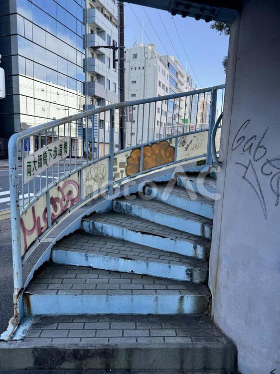 歩道橋の螺旋階段 螺旋階段,ステップ,歩道橋の写真素材