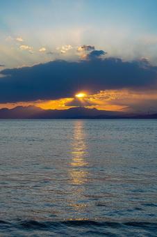 海に沈む夕日の光芒 海,夕焼け,夕日の写真素材