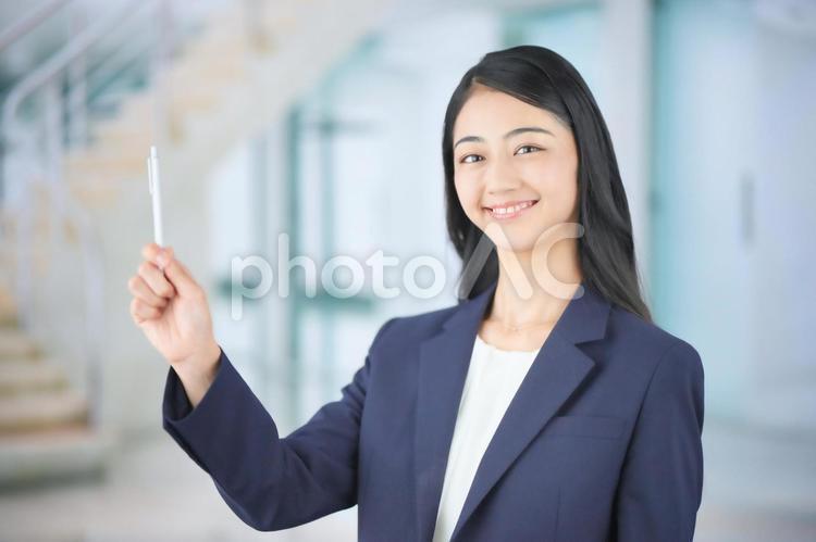 ペンを持っているビジネスウーマン 女性,ビジネスウーマン,会社員の写真素材