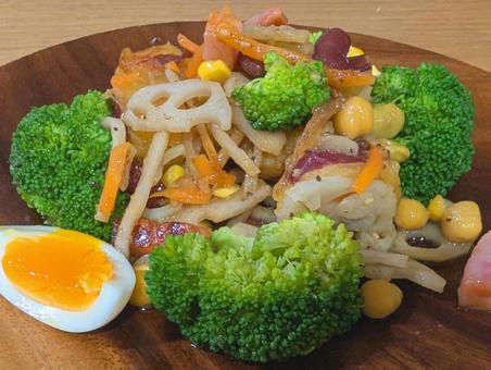 Broccoli, boiled egg and root vegetable side dish salad, broccoli, boiled egg, root crop, JPG