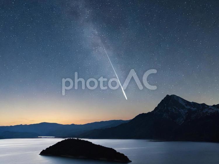 綺麗な海と流れ星 星空,海,夜空の写真素材