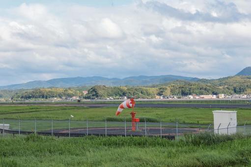 遠くから望む午後の出雲空港の風景 遠くから望む午後の出雲空港の風景の写真