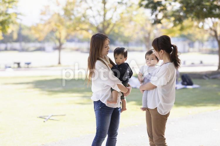 ママ友と子供 ママ友,赤ちゃん,公園の写真素材