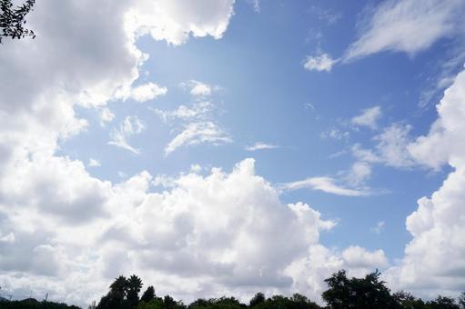夏の青空と広がる雲 夏の青空と広がる雲の写真