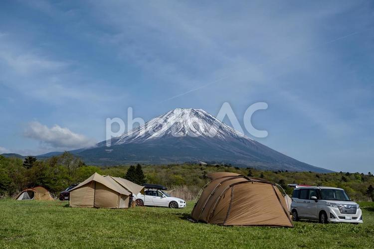 富士山麓キャンプ場 テント,車,lowkeysの写真素材