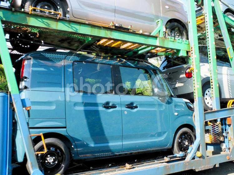 キャリアカーに載せられた青い新車 キャリアカー,カーキャリアー,新車の写真素材