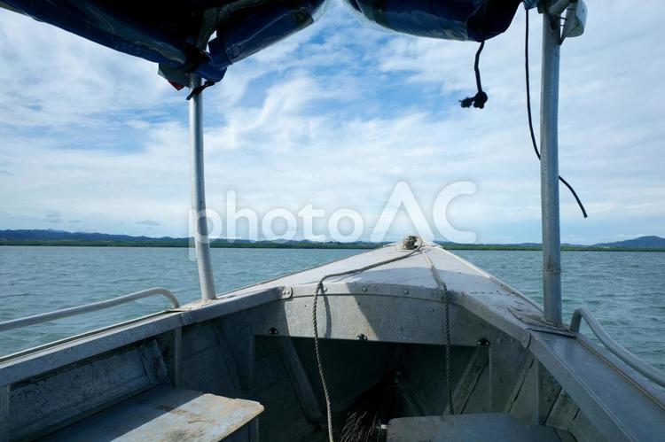 フィジーの青い海とクルーズボート フィジー,海,青い海の写真素材