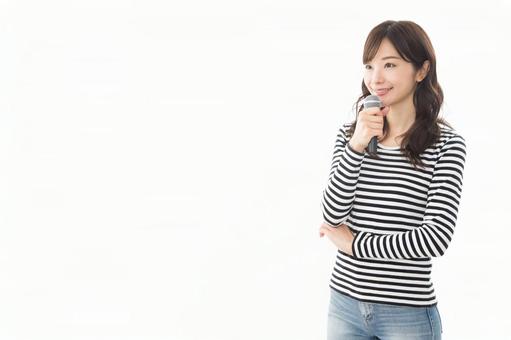 若い女性 ボーダー マイク 若い女性 ボーダー マイク 女性,セミナー,カラオケの写真素材