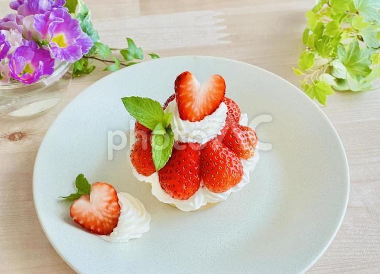 ハートいちごのケーキ ハートいちごのケーキ ケーキ,いちご,ハートの写真素材