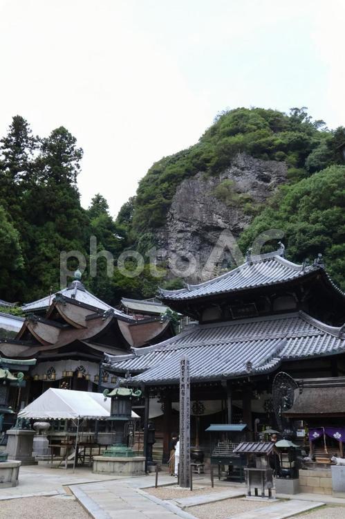 宝山寺の境内　本殿と拝殿　縦奈良県生駒市 宝山寺,参道,境内の写真素材