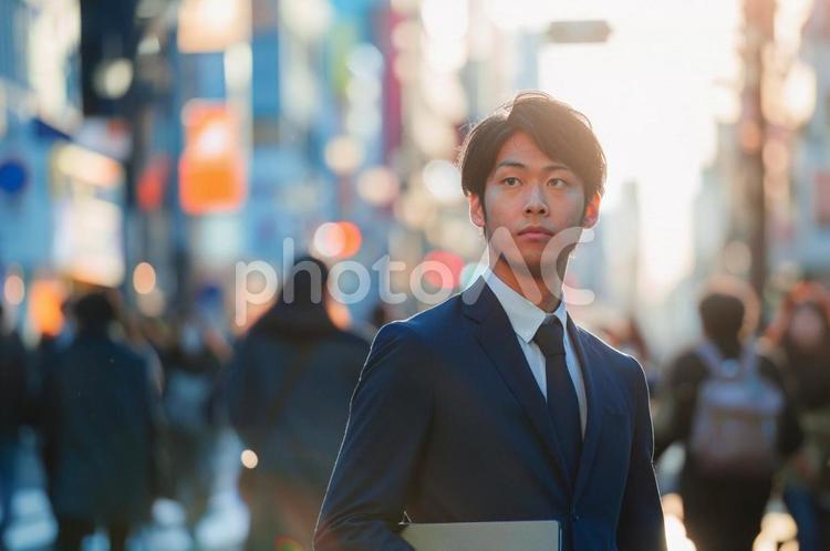 街中で佇むビジネスマン 男性,街中,佇むの写真素材