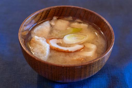 麩とちくわと長ネギが入った味噌汁 味噌汁,おかず椀,具だくさんの写真素材