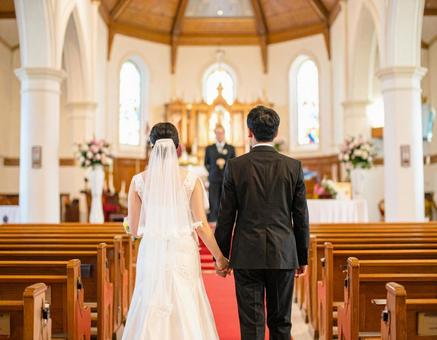 結婚式ヴァージンロードを歩く後ろ姿① 結婚式ヴァージンロードを歩く後ろ姿①の写真