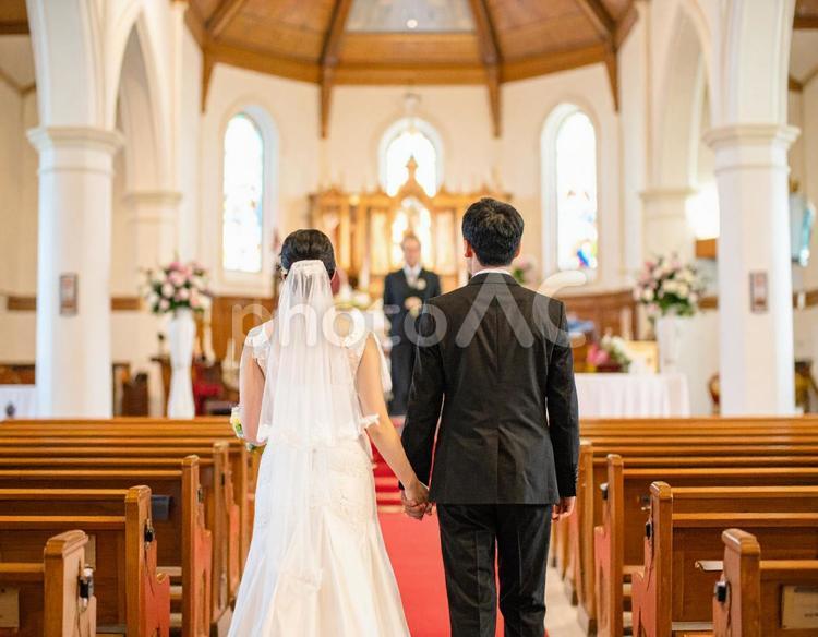 結婚式ヴァージンロードを歩く後ろ姿① 結婚式,ウェディングドレス,教会の写真素材